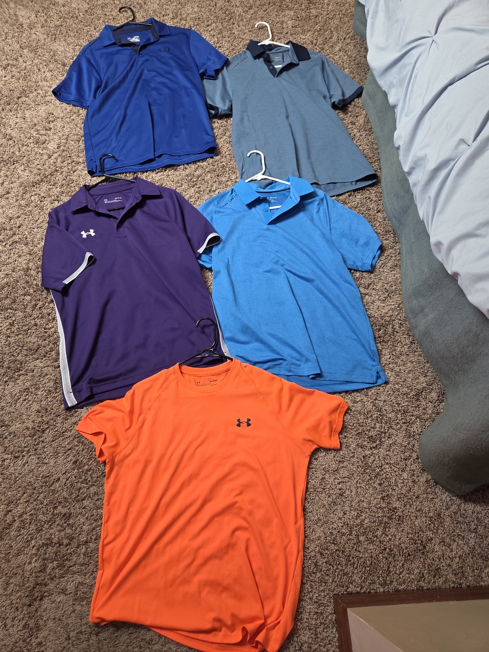 Mens size medium 5 piece short sleeved shirt lot of solid colors with collar und